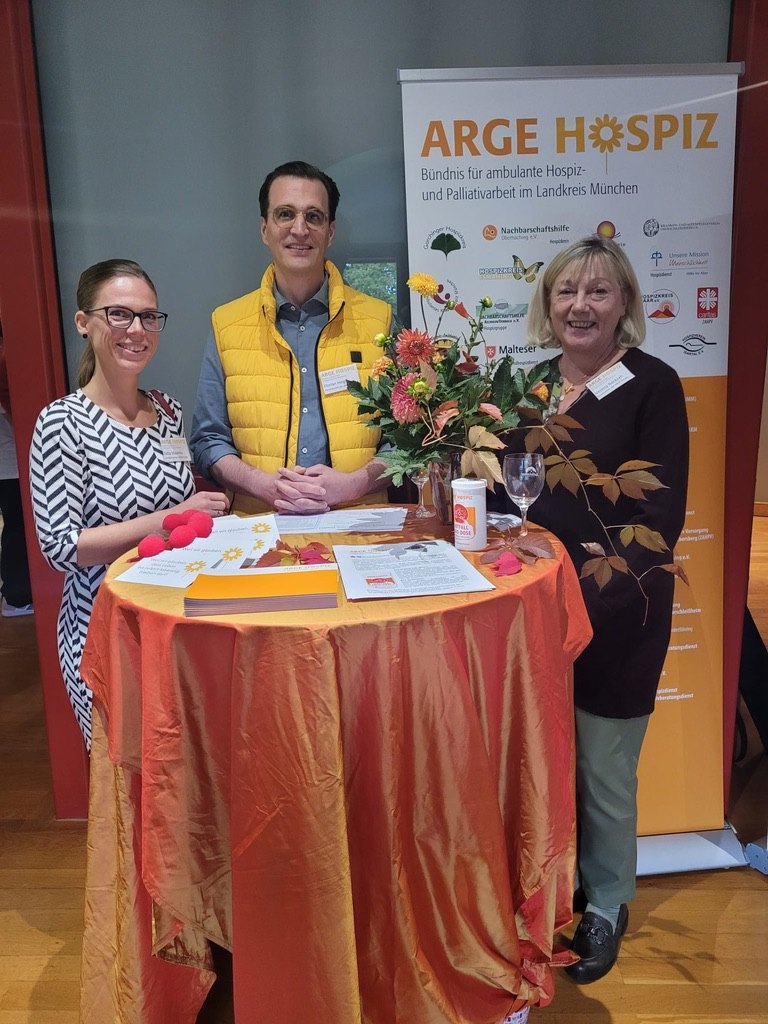Der Sprecherkreis der ARGE Hospiz am Stand beim Fördernetzwerk soziale Leistungen im Landkreis München