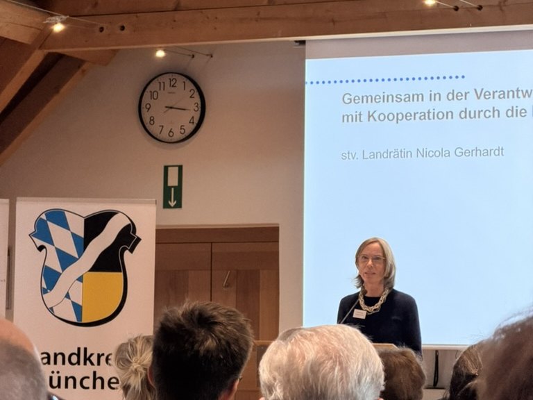 Die stellvertretende Landrätin Nicola Gerhardt spricht beim Fördernetzwerk soziale Leistungen